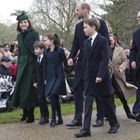 People mengabarkan, momen ini terbilang langka karena jarang sekali terlihat koordinasi warna busana antara Putri Wales dan Ratu, yang biasanya memilih warna berbeda dalam acara publik. Namun, momen ini bukanlah kebetulan. Setiap penampilan publik keluarga kerajaan direncanakan dengan hati-hati, dan pilihan busana serasi ini menunjukkan solidaritas dan kebersamaan keluarga di tengah tantangan yang dihadapi. (Foto: AP Photo/Jon Super)