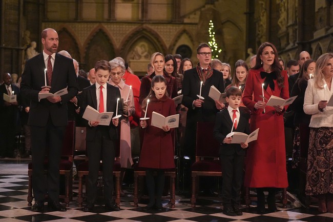 Di tengah syahdunya perayaan Natal, Kate larut dalam perasaan yang tak dapat disembunyikan dari wajahnya. (Foto: Pool Photo via AP)