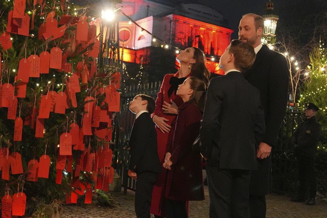 Di sela perayaan yang tahun ini mengusung tema kasih dan empati, Kate menyempatkan diri untuk berbincang dengan para tamu yang didominasi oleh pekerja sosial. Kate dan keluarganya juga melihat pohon Natal yang dihiasi oleh gantungan berisi doa dan harapan dari para tamu. (Foto: Pool Photo via AP)