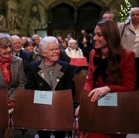 Kate, yang pada Maret lalu mengumumkan dirinya tengah berjuang melawan kanker sehingga harus absen dari tugas Kerajaan, menambahkan, Di tengah jeda dari tekanan kehidupan sehari-hari, kita menemukan ruang untuk menjalani hidup dengan hati yang terbuka—dengan cinta, kebaikan, dan pengampunan. Itulah inti dari semangat Natal. (Foto: Pool Photo via AP)