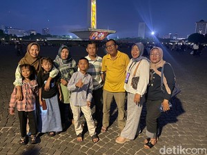 Cerita Iwan Tempuh 13 Jam Sumsel-Jakarta demi Liburan ke Monas Saat Natal