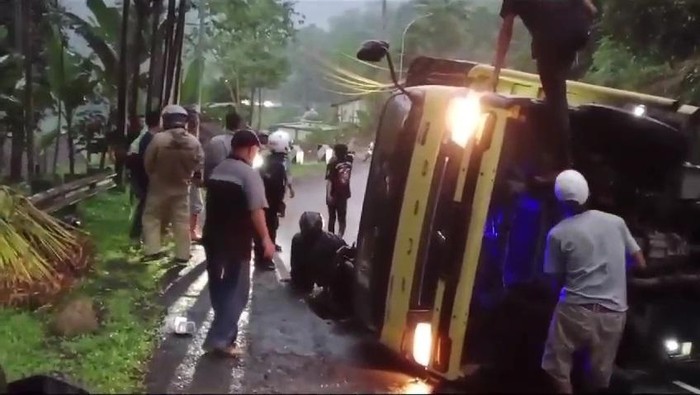 Kecelakaan lalu lintas terjadi di Jalan Raya Tasikmalaya- Garut, tepatnya di Tanjakan Bohong, Salawu, Kabupaten Tasikmalaya, Jabar, Rabu malam (24/12/24)
