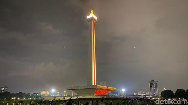 Kemeriahan perayaan malam Natal 2024 berlangsung di Monas, Jakarta Pusat. Ada air mancur menari hingga Monumen Nasional yang menyala. (Wildan/detikcom).