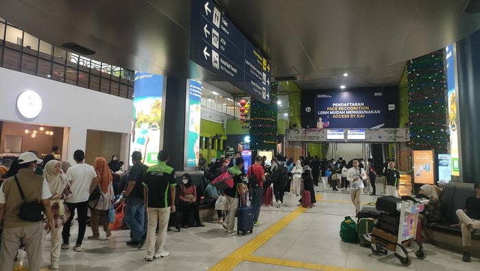 Kepadatan penumpang terjadi di Stasiun Gambir, Jakarta Pusat, di momen Natal 2024.