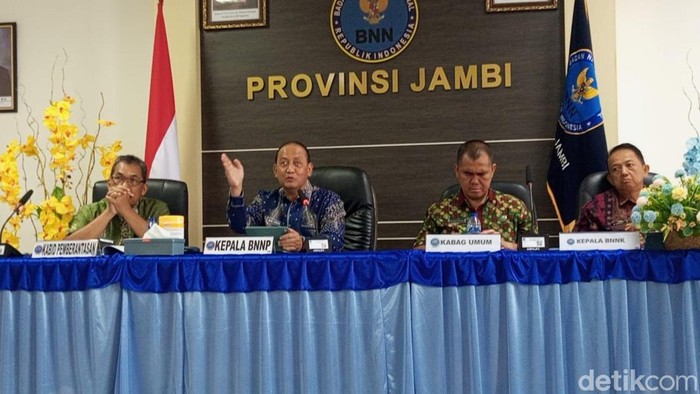 Kepala BNNP Jambi menyampaikan pemaparan rilis akhir tahun