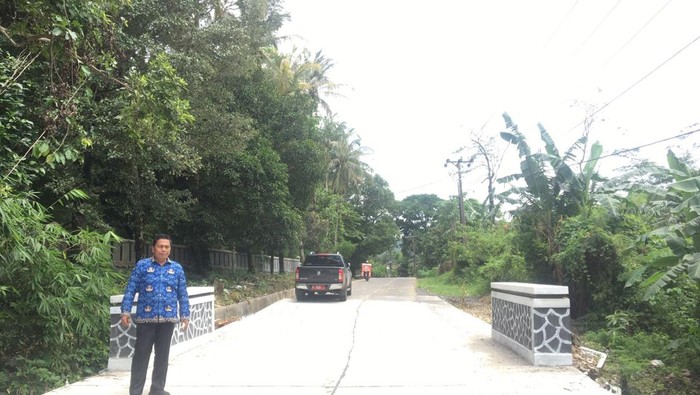 Kepala UPTD PJJ wilayah Pandeglang pada Dinas PUPR Banten, Yan Ardiansyah Achmad, meninjau jalan provinsi di Pandeglang.