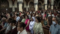 Umat Katolik mengikuti Misa Natal dengan khidmat. 