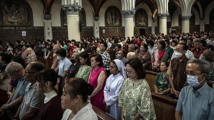 Uskup Agung Jakarta Ignatius Kardinal Suharyo berbicara saat memimpin jalannya Misa Natal di Gereja Katedral, Jakarta, Rabu (25/12/2024). Tema Natal yang diusung Gereja Katedral Jakarta tahun ini adalah Marilah Sekarang Kita Pergi ke Betlehem. ANTARA FOTO/Aprillio Akbar/Spt.