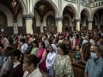 Khidmat Misa Natal di Gereja Katedral