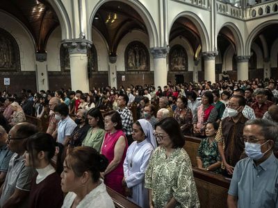 Khidmat Misa Natal di Gereja Katedral