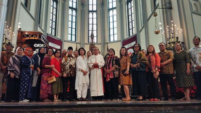 Komunitas Lintas Iman mengunjungi Gereja Katedral Jakarta. Mereka menyampaikan pesan selamat natal kepada umat Katolik.