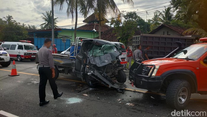 Kondisi kendaraan yang terlibat kecelakaan karambol di jalan nasional ruas Wates, Kulon Progo, Rabu (25/12).