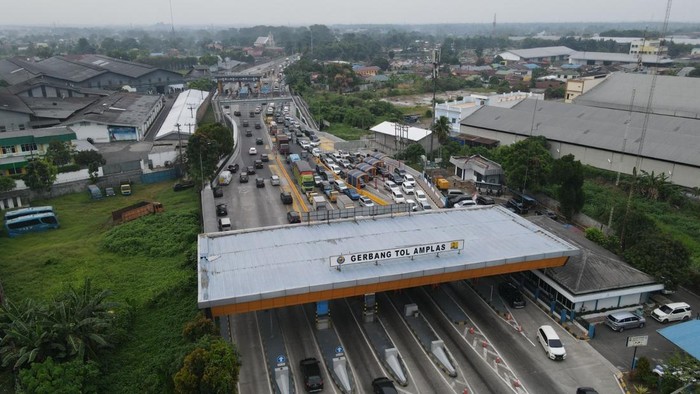Kondisi lalu lintas di Gerbang Tol Amplas, Tol Jakarta-Cikampek (Japek).