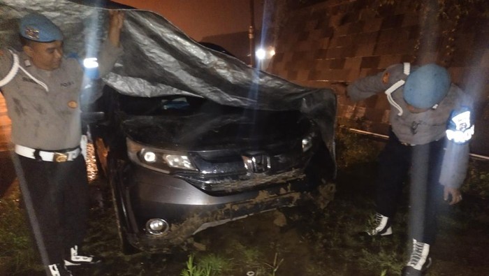 Kondisi mobil setelah berhasil dievakuasi usai mengalami kecelakaan tunggal di sekitar Samigaluh, Kulon Progo, Seasa (24/12).