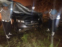 Jalan Berlumpur, Mobil Plat B Jatuh ke Lubang 5 Meter di Samigaluh Kulon Progo
