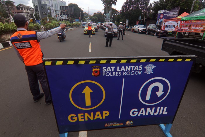 Polisi mengatur lalu lintas saat terjadi kepadatan kendaraan menuju jalur wisata Puncak, Gadog, Kabupaten Bogor, Jawa Barat, Rabu (25/12/2024). Menurut Satlantas Polres Bogor sebanyak 10.200 kendaraan yang masuk kawasan puncak pada libur Natal 2024, jumlah tersebut dihitung dari pukul 00.00 WIB sampai dengan pukul 08.00 WIB. ANTARA FOTO/Yulius Satria Wijaya/Spt.