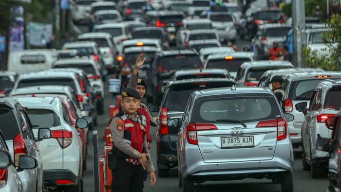 Libur Natal, Begini Padatnya Jalur Puncak Bogor Polisi mengatur lalu lintas saat terjadi kepadatan kendaraan menuju jalur wisata Puncak, Gadog, Kabupaten Bogor, Jawa Barat, Rabu (25/12/2024). Menurut Satlantas Polres Bogor sebanyak 10.200 kendaraan yang masuk kawasan puncak pada libur Natal 2024, jumlah tersebut dihitung dari pukul 00.00 WIB sampai dengan pukul 08.00 WIB. ANTARA FOTO/Yulius Satria Wijaya/Spt.