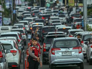 Video: Polisi Berlakukan One Way Arah Jakarta, Kendaraan Menuju Puncak Disetop
