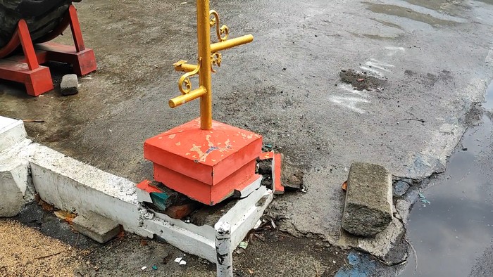 Lokasi pelajar SMP jatuh menabrak pembatas jalan usai dipukul orang tak dikenal. Pelajar ini luka parah hingga meninggal.