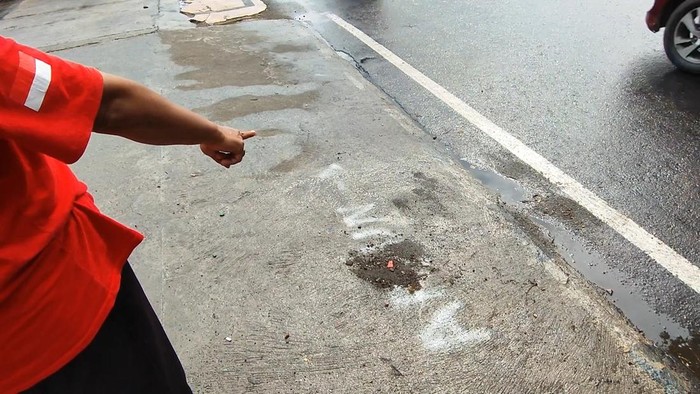 Lokasi pelajar SMP jatuh menabrak pembatas jalan usai dipukul orang tak dikenal. Pelajar ini luka parah hingga meninggal.