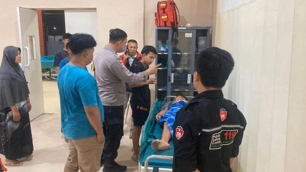 Lokasi pelajar SMP jatuh menabrak pembatas jalan usai dipukul orang tak dikenal. Pelajar ini luka parah hingga meninggal.