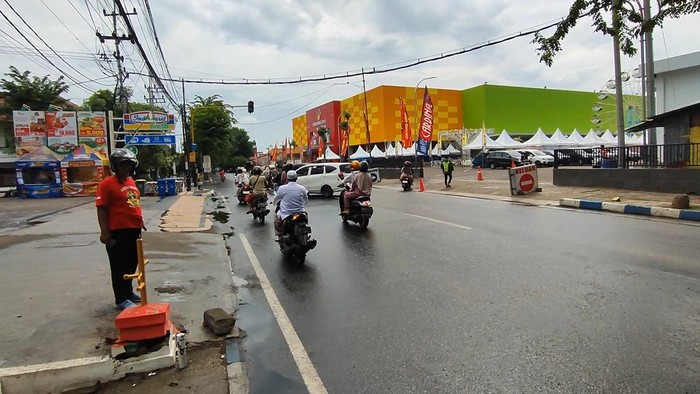 Lokasi pelajar SMP jatuh menabrak pembatas jalan usai dipukul orang tak dikenal. Pelajar ini luka parah hingga meninggal.