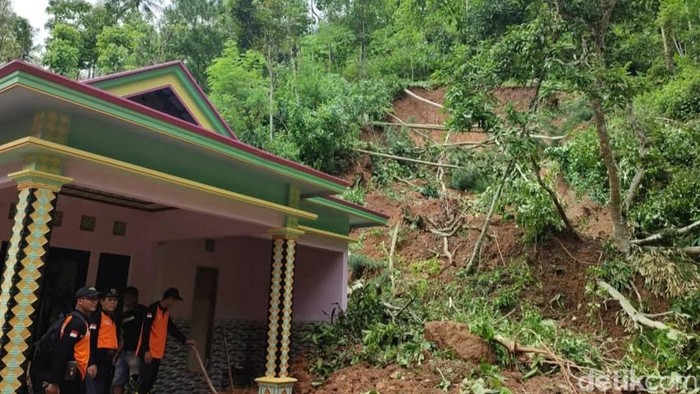 Longsor di Trenggalek yang menimpa rumah warga.