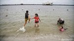 Menikmati Libur Natal di Pantai Ancol