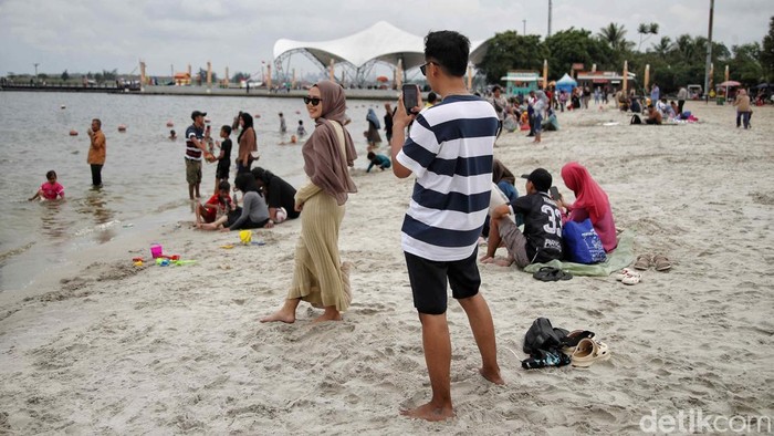 Menikmati Libur Natal di Pantai Ancol Sejumlah pengunjung menikmati suasana pantai di kawasan Ancol Taman Impian, Jakarta Utara, Rabu (25/12/2024). Menurut keterangan pengelola Ancol data pengunjung saat liburan Natal mencapai 20.000 pada jam 12.00 WIB.