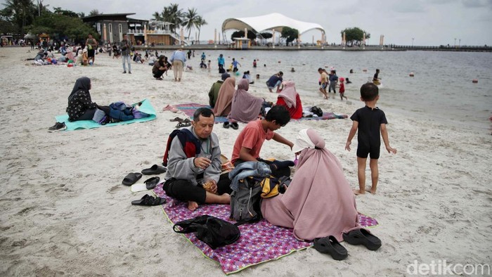 Menikmati Libur Natal di Pantai Ancol Sejumlah pengunjung menikmati suasana pantai di kawasan Ancol Taman Impian, Jakarta Utara, Rabu (25/12/2024). Menurut keterangan pengelola Ancol data pengunjung saat liburan Natal mencapai 20.000 pada jam 12.00 WIB.