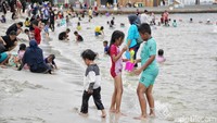Momen libur Natal digunakan warga untuk berkumpul bersama keluarga, salah satunya dengan wisata ke Pantai Ancol. Berdasarkan data pengelola Ancol, per pukul 12.00 WIB, jumlah pengunjung mencapai 20.000 orang.  