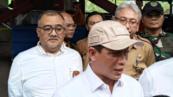 Menteri LH Hanif Faisol Nurofiq saat ke TPA Sarimukti