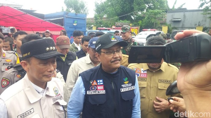 Menteri Sosial Saifullah Yusuf memantau lokasi pengungsi banjir di Makassar.