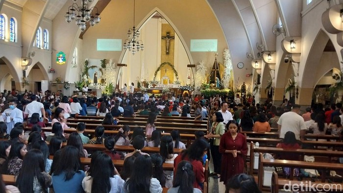 Misa Natal di Gereja Katedral Santa Perawan Maria Ijen Malang.