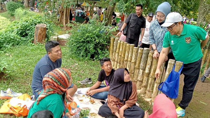 Momen Menko Cak Imin Tinjau Ragunan, Harap Infrastruktur Ditingkatkan Menteri Koordinator Bidang Pemberdayaan Masyarakat Muhaimin Iskandar atau Cak Imin meninjau Taman Margasatwa (TM) Ragunan, Jakarta, Rabu (25/12/2024). Dirinya mengecek wisata di sana hingga UMKM yang ada.