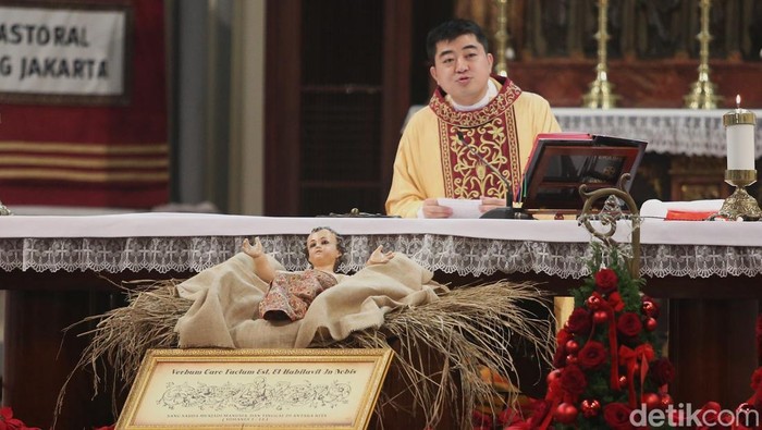Pastor Kepala Paroki Romo Yohannes Deodatus SJ memimpin misa keluarga saat Hari Raya Natal 2024 di Gereja Katedral, Jakarta, Rabu (25/12/2024). Gereja Katedral Jakarta menggelar tiga misa untuk perayaan Natal yakni Misa Pontifikal, Misa Keluarga, dan Misa Sore dengan menyiapkan 4.300 kursi untuk jemaat yang akan mengikuti misa pada hari ini.