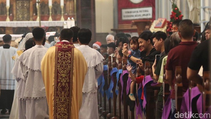 Pastor Kepala Paroki Romo Yohannes Deodatus SJ memimpin misa keluarga saat Hari Raya Natal 2024 di Gereja Katedral, Jakarta, Rabu (25/12/2024). Gereja Katedral Jakarta menggelar tiga misa untuk perayaan Natal yakni Misa Pontifikal, Misa Keluarga, dan Misa Sore dengan menyiapkan 4.300 kursi untuk jemaat yang akan mengikuti misa pada hari ini.
