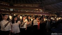 Pantauan detikJatim, ibadah Natal 2024 di Gereja Bethany Surabaya yang berlokasi di Jalan Nginden Intan Timur I itu dimulai pukul 18.00 WIB.