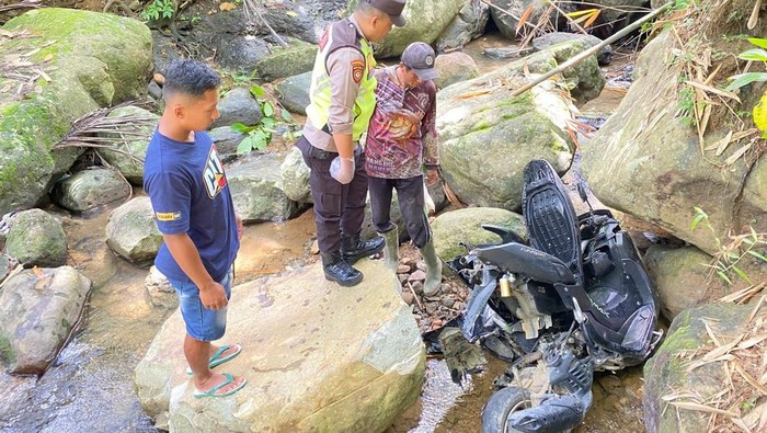 NMax yang terjun ke jurang sungai berbatu hingga hancur di Trenggalek.