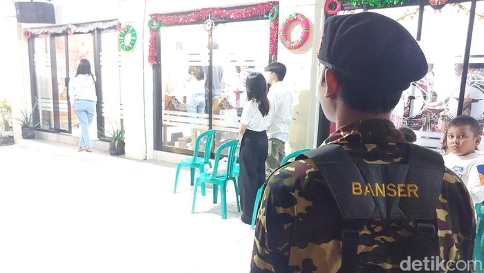 Organisasi masyarakat Islam saat mengamankan pada perayaan natal
