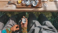 Setiap harinya peternakan ini selalu dipenuhi oleh turis yang penasaran dengan sensasi makan tiram, langsung di tengah laut. Foto: Site/Pool