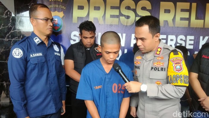 Pelaku saat diamankan di Polres Asahan. (Foto: Perdana Ramadhan / detikSumut)