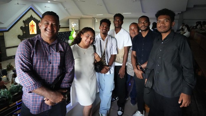 Pemain PSBS Biak Febrianto Uopmobin, Armando Oropa dan Marchko Meraudje bersama sejumlah official tim usai mengikuti Ibadah Natal, Malam Kudus di GPIB Ekklesia, Kuta, Bali.