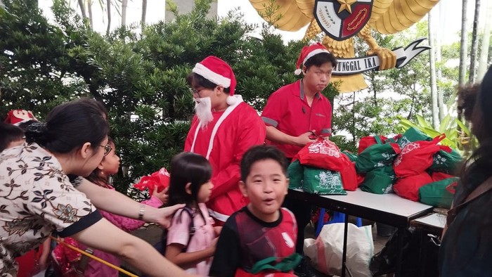 Pembagian hadiah untuk anak-anak di Gereja Katedral Jakarta.