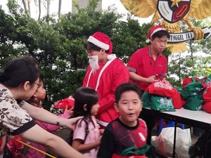 Gereja Katedral Jakarta Bagikan Bingkisan di Misa Keluarga Natal 2024