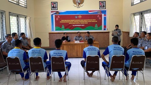 Pemberian remisi khusus Natal bagi 6 warga binaan Lapas Sumbawa, NTB, Rabu, (25/12/2024).