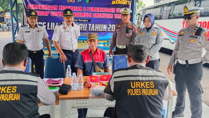 Pemeriksaan kesehatan kru dan sopir kendaraan umum di Terminal Pandaan Pasuruan