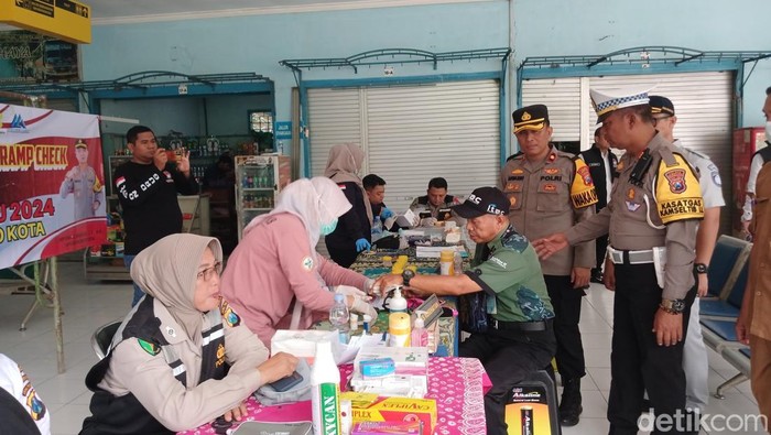 Pemriksaan kesehatan sopir di Mojokerto