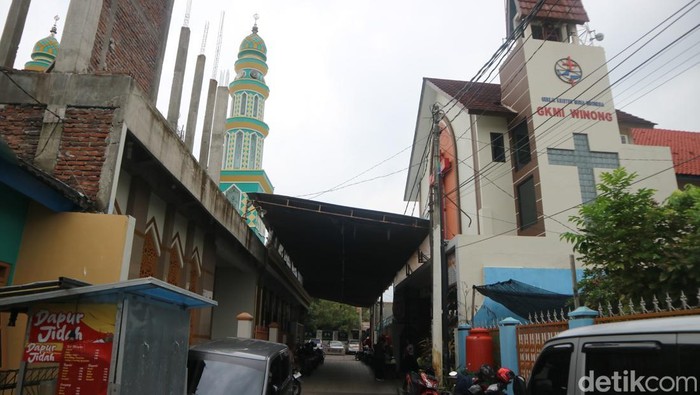 Penampakan Gereja dan Masjid yang disatukan kanopi di Pati, Rabu (25/12/2024).
