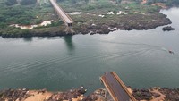 Departemen Infrastruktur Transportasi Nasional mengatakan bentang tengah jembatan sepanjang 533 meter (0,3 mil), yang menghubungkan kota Estreito di negara bagian Maranhao dan Aguiarnopolis di negara bagian Tocantins, ambruk pada Minggu sore.  